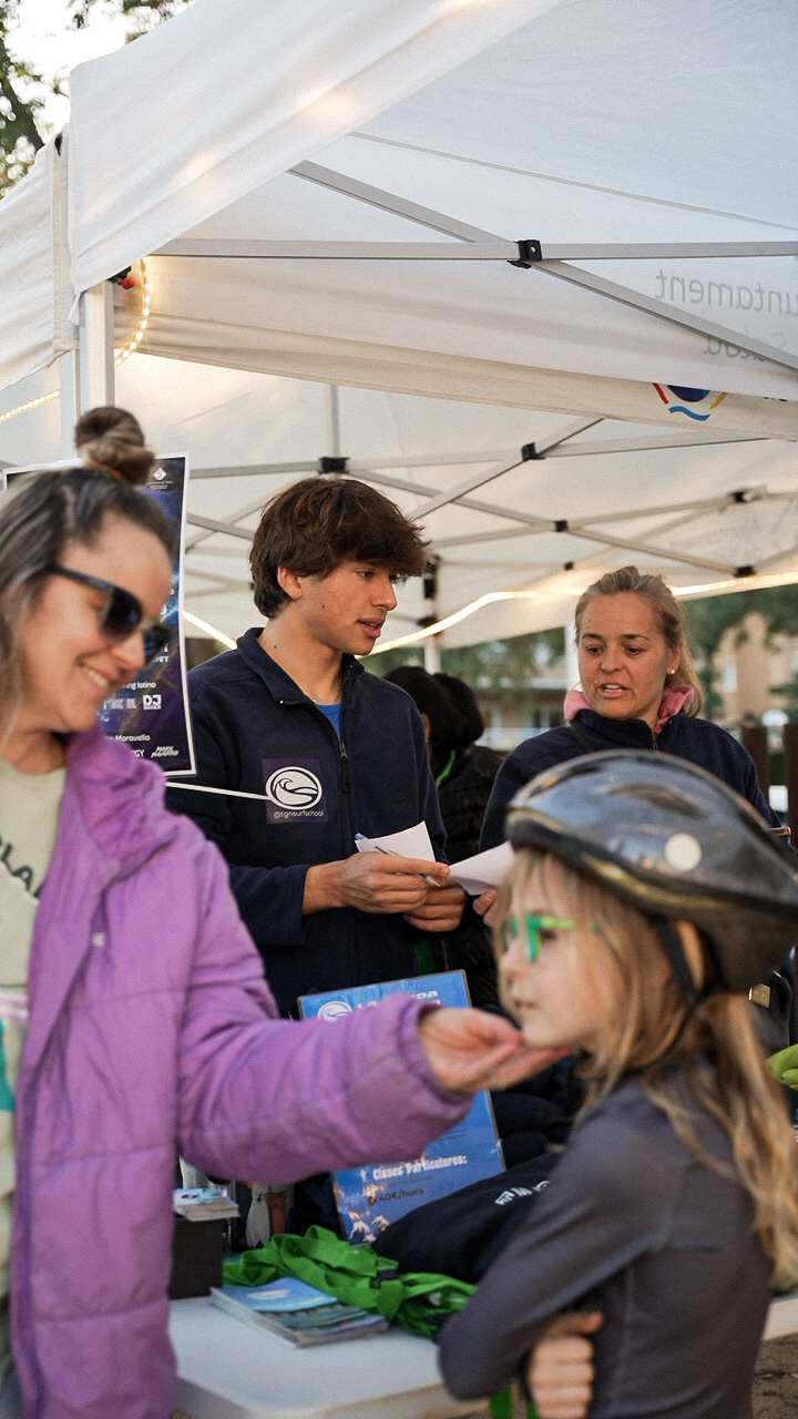 Comunidad de TGN Surf School en un evento